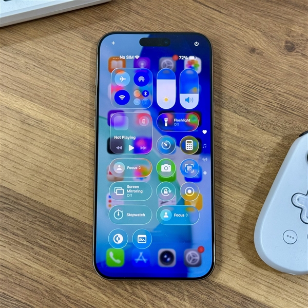 博主体验iOS 26测试版：液态玻璃设计翻车 内容可读性差