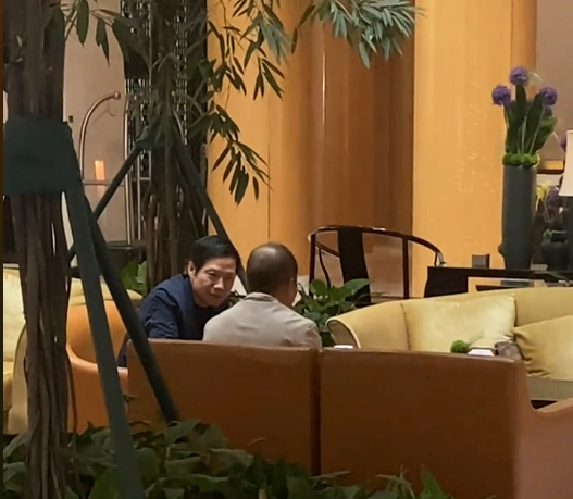 网友偶遇雷军疑和华为徐直军聊天 雷军谦逊弯腰  本人很瘦