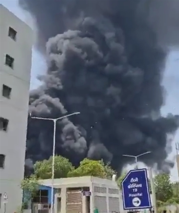 印度客机坠毁上空冒浓烟！机场暂停运营：所有航班停运