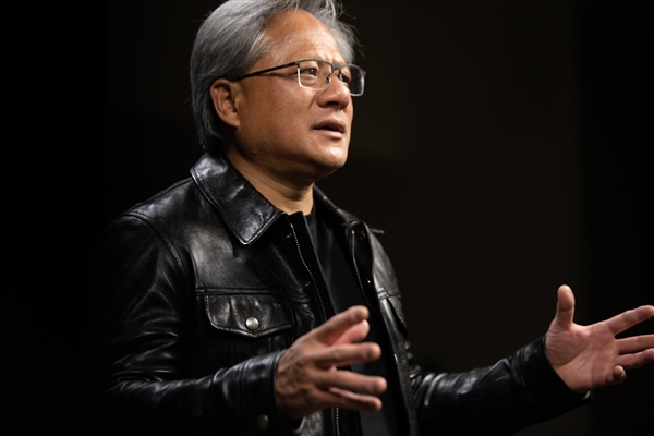 黄仁勋反驳AI威胁就业：程序员将被淘汰 就业不必恐慌