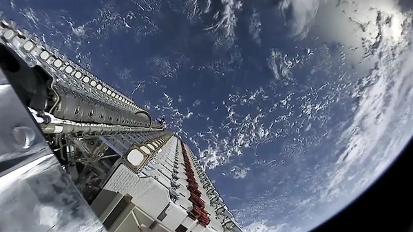 马斯克的星链卫星突然大批掉落：这到底怎么回事