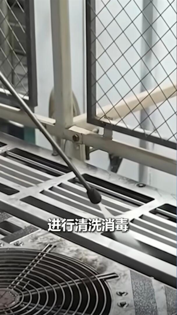 空调一年未清洗 男子吹出“白肺”
