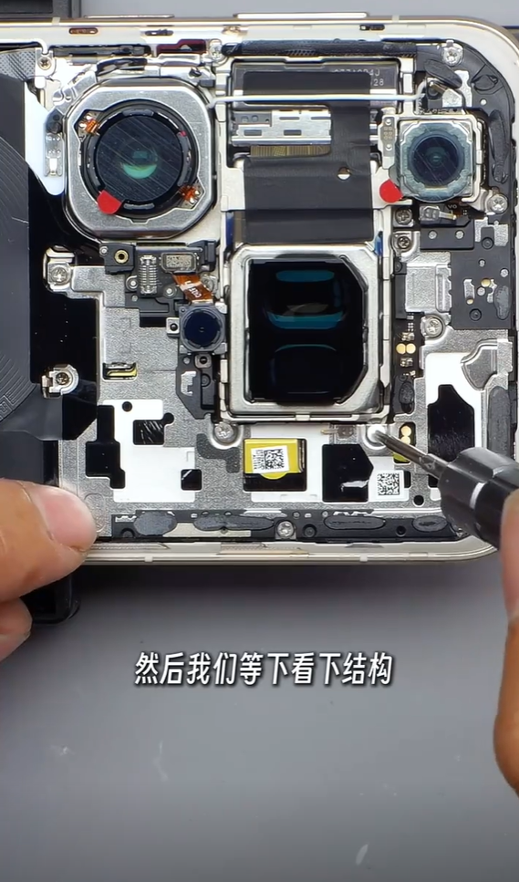 华为Pura 80 Ultra全网首发拆解！一镜双长焦做成了艺术品