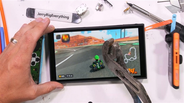 很硬很坚固！Switch 2屏幕惨遭锤子砸了50次：竟然还能正常玩
