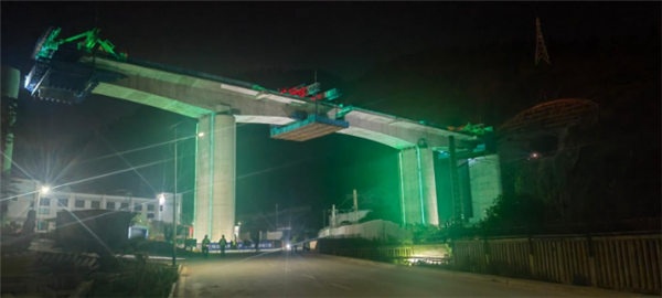 毫米级精度！云南大理铁路枢纽万吨级桥梁成功“转体”