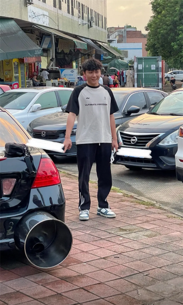 路面积水男子爆改宝骏悦也大脚车上路 去年曾改装“雅阁大炮”也被查
