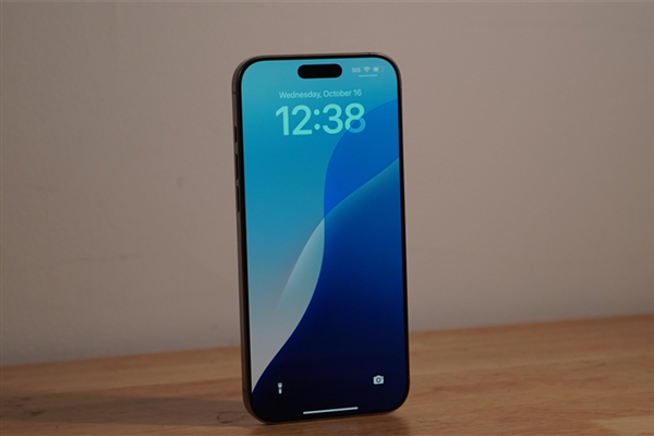 苹果放弃药丸屏！iPhone 18 Pro系列屏幕曝光：回归单挖孔
