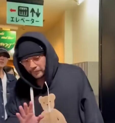周杰伦患强直性脊柱炎：近照弯腰驼背