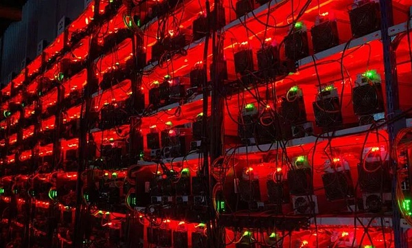 从“能源争议”到“技术革新”：比特币矿业转型中的全球博弈