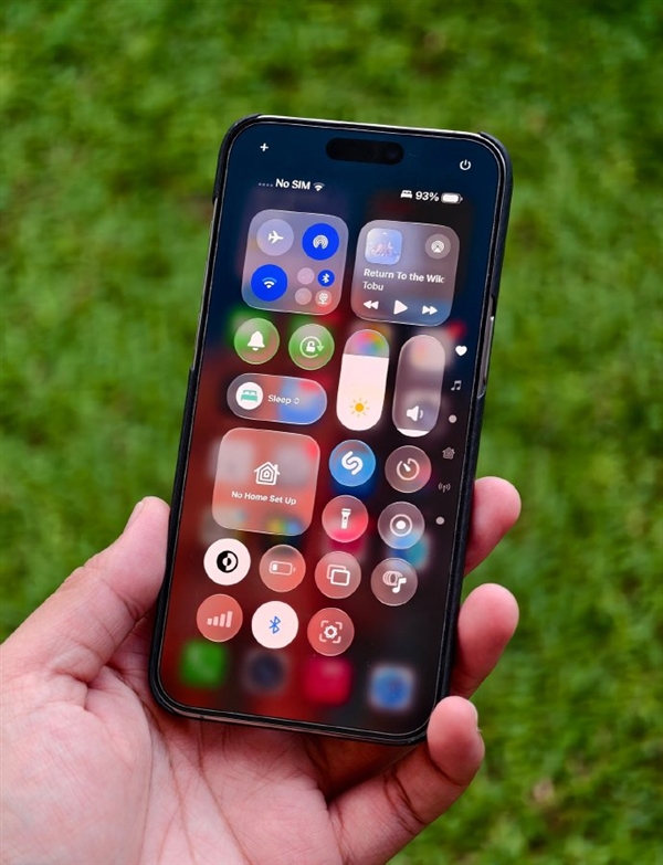 iOS 26 Beta 3发布 苹果又砍一刀！液态玻璃再被削弱