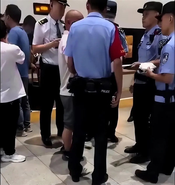 男子高铁上旁若无人抽烟被带走 12306回应：严重可致停运
