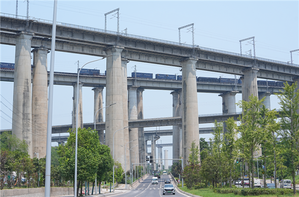 重庆铁路桥惊现第五层！不愧是魔幻8D城市