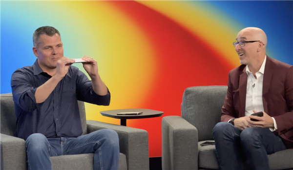 5.6毫米机身能掰断吗:记者采访苹果高管现场手撕iPhone Air