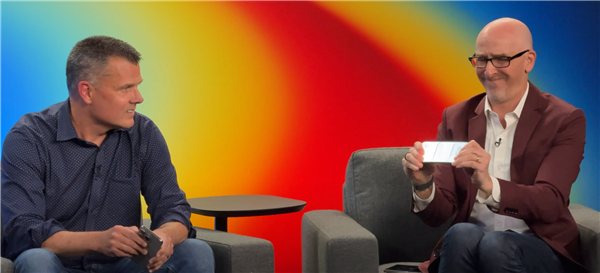 5.6毫米机身能掰断吗:记者采访苹果高管现场手撕iPhone Air