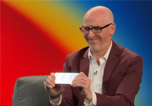 5.6毫米机身能掰断吗:记者采访苹果高管现场手撕iPhone Air