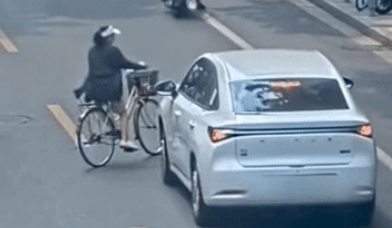 女子骑车横穿马路与汽车相撞：交警当场判女子全责 获全网点赞