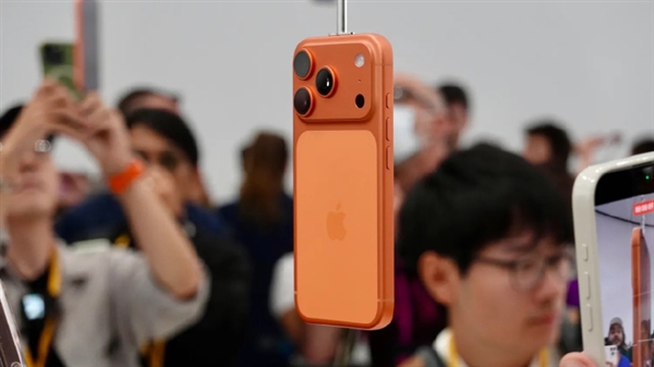 快科技消息称iPhone 17 Pro信号扑街 易被金属壳影响：苹果客服回应