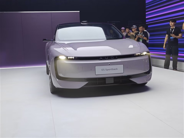 奥迪E5 Sportback发布会现场摆了台老爷车 “AUDI”标识就源于此