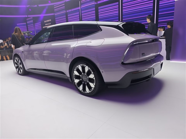 奥迪E5 Sportback发布会现场摆了台老爷车 “AUDI”标识就源于此