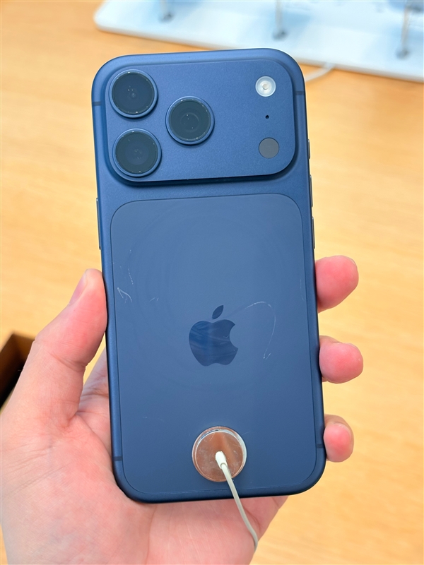 苹果线下店展出iPhone 17 Pro真机：已满身划痕！铝合金机身被吐槽质感差