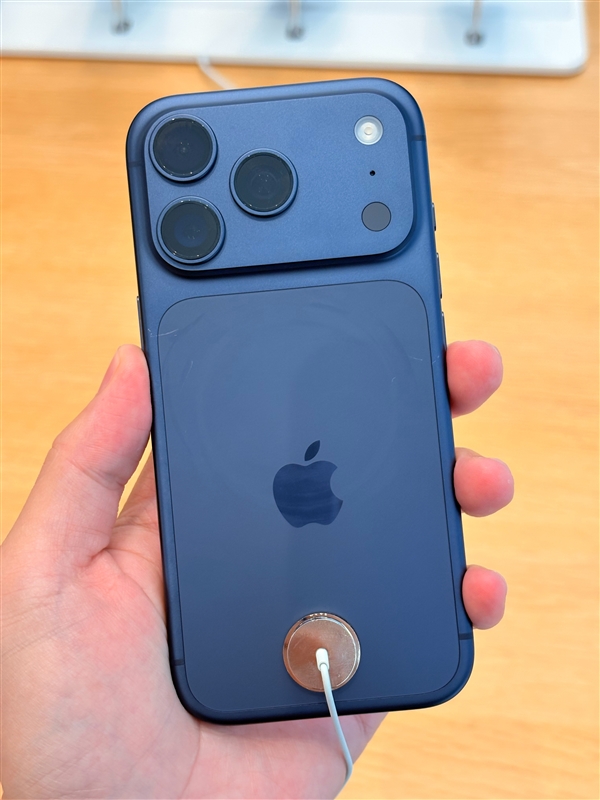 苹果线下店展出iPhone 17 Pro真机：已满身划痕！铝合金机身被吐槽质感差