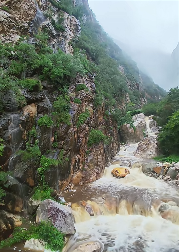 河南嵩山景区石头彩绘“巨型蛇头”已被覆盖：被指吓到人 原石已经有亿年历史