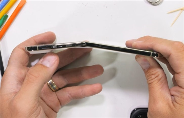 首次！5.6毫米机身iPhone Air终于被掰弯了：需要100kg的力量 普通人根本掰不断