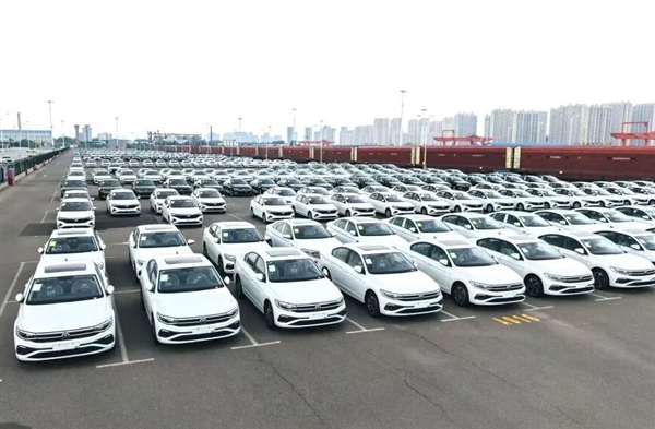 火车还能托运私家小汽车：专属红色车厢