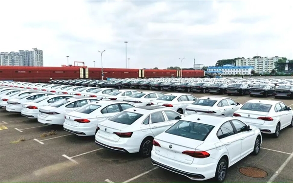 火车还能托运私家小汽车：专属红色车厢