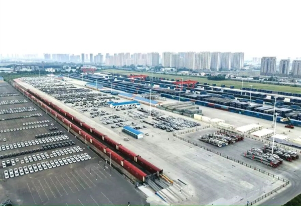 火车还能托运私家小汽车：专属红色车厢