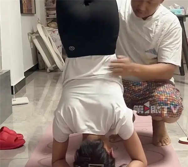 女子患肾结石22年4次手术 老公帮忙倒立排结石