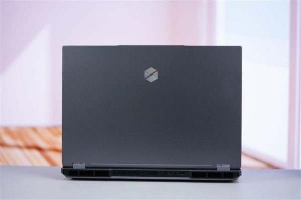 升级长江存储PC450固态硬盘 机械革命耀世16 Ultra图赏