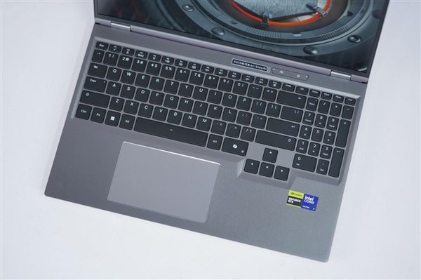 升级长江存储PC450固态硬盘 机械革命耀世16 Ultra图赏