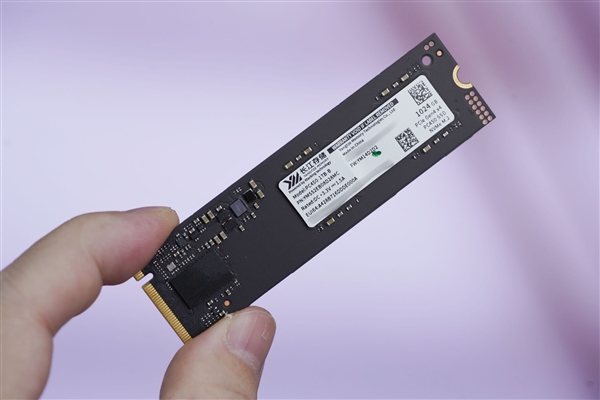 升级长江存储PC450固态硬盘 机械革命耀世16 Ultra图赏