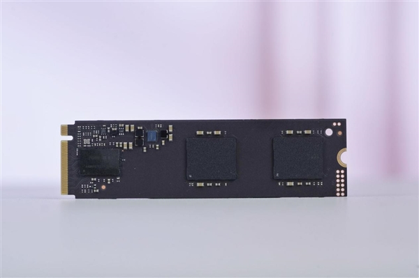 升级长江存储PC450固态硬盘 机械革命耀世16 Ultra图赏