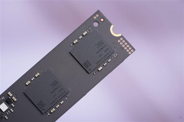 升级长江存储PC450固态硬盘 机械革命耀世16 Ultra图赏