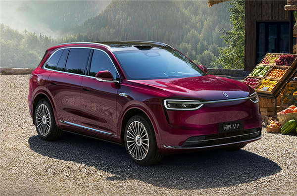 新问界M7实现全自动化加油：不用下车、不用开窗！车机一键支付