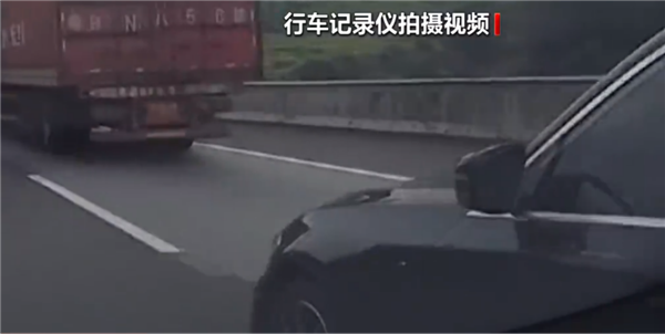 男子高速遇大货车后违规变道致撞车：自称对方就应该减速