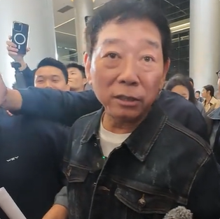 魏建军身穿200块外套被问是否合适 本人回应：我这都快300了