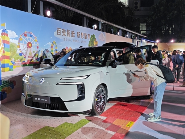 同级最多电机!三排六座SUV腾势N8L上市:29.98万起