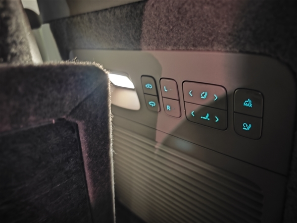 同级最多电机!三排六座SUV腾势N8L上市:29.98万起