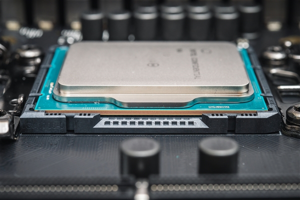 英伟达在中国的市场份额已从95%暴跌至0!黄仁勋警告:这对美国伤害更大