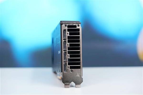 AMD最强专业显卡!蓝宝石AMD Radeon AI Pro R9700 32GB显卡图赏