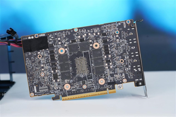 AMD最强专业显卡!蓝宝石AMD Radeon AI Pro R9700 32GB显卡图赏