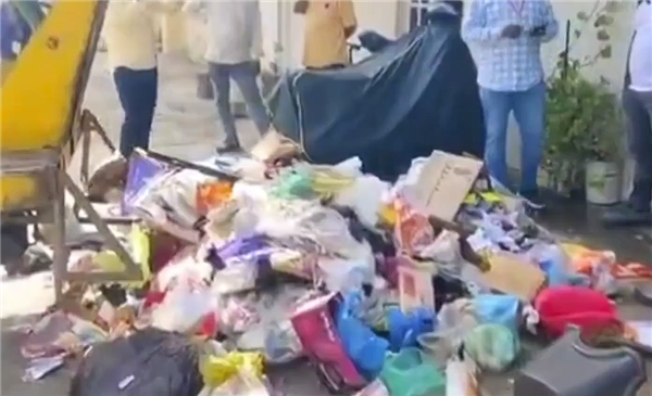 把垃圾被送回乱扔垃圾人家门口 印度以毒攻毒羞辱惯犯