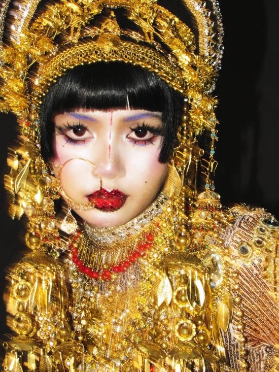 LISA万圣节神还原《爱死机》!黄金女妖美艳无比