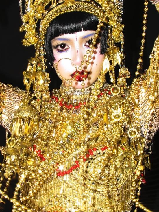 LISA万圣节神还原《爱死机》!黄金女妖美艳无比