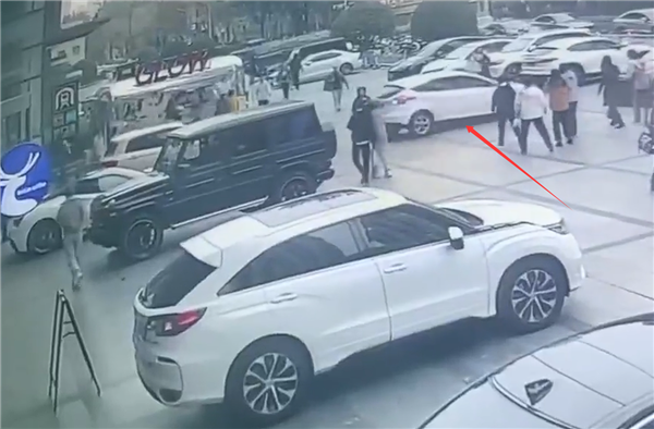 含一辆法拉利488!62岁大妈开车误操作连撞多车:官方通报