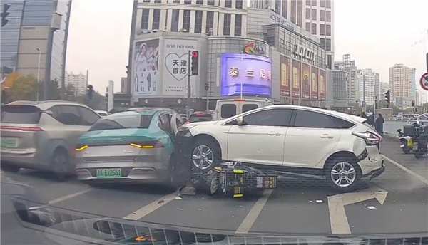 含一辆法拉利488!62岁大妈开车误操作连撞多车:官方通报