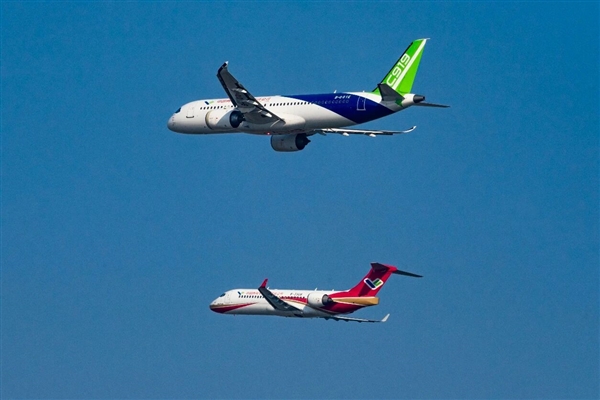 中国商飞C909、C919三机编队气贯长虹！C929模型亮相